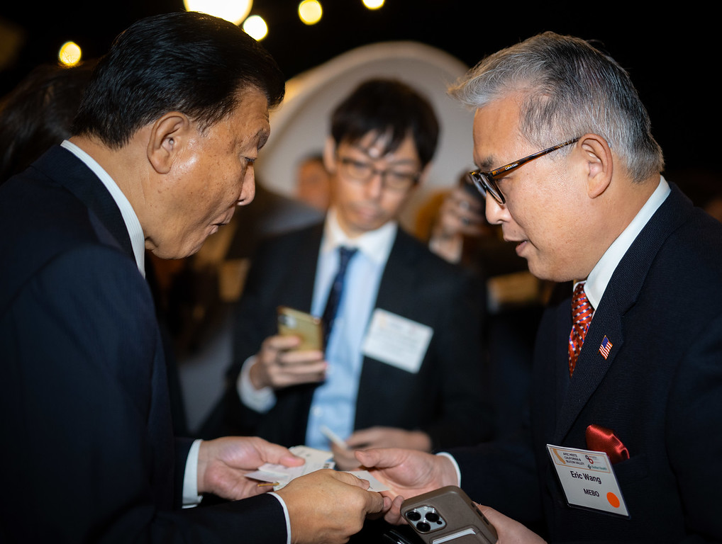 副总裁Eric Wang代表美宝集团接待了日本経済再生担当大臣