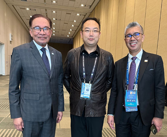 马来西亚首相安华（左一）、APEC筹委会联合主席徐鹏（中）、马来西亚商务部长TENGKU ZAFRUL TENGKU ABDUL AZIZ（右一）