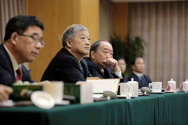 再生生命医疗技术专家委员会总指挥胡栋才宣读了克